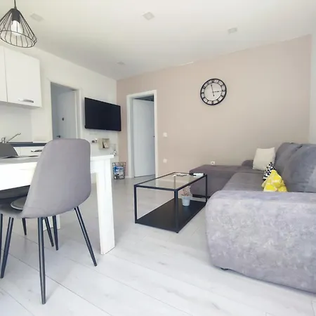 Garden Apartment *